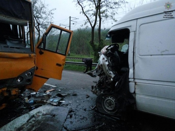 З’явились моторошні фото з місця зіткнення мікроавтобусу та автобусу – 06