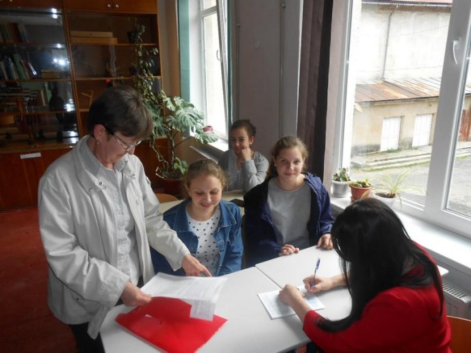 Школи Рахівщини отримали парти європейського зразка – 04