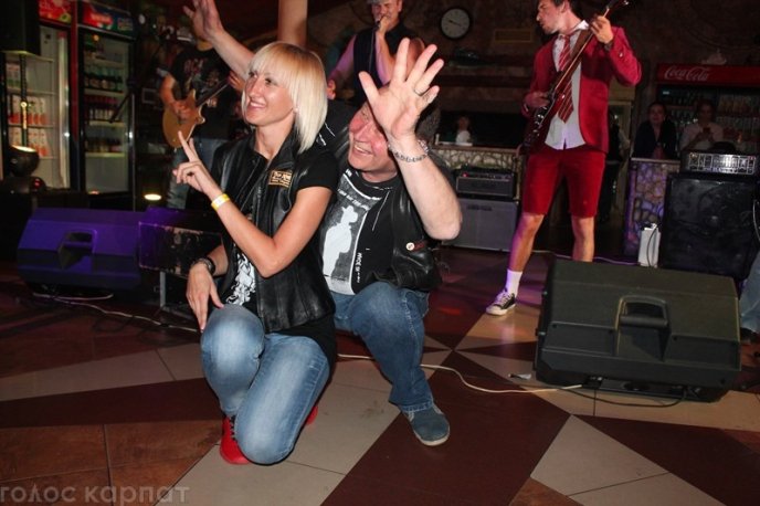 Гучна вечірка, стриптиз та салюти: як байкери в Мукачеві гуляли – 16