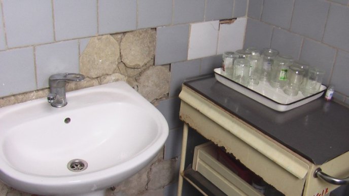 Користувачів мережі шокував стан однієї із вбиралень Ужгородської дитячої лікарні – 07