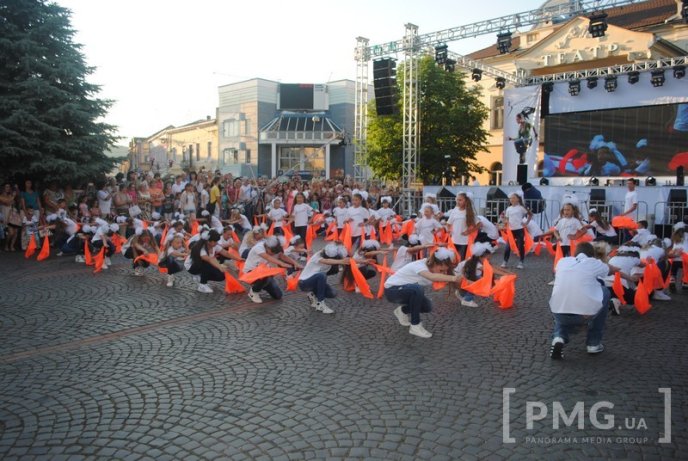 У Мукачеві шоу-балет "Сучасник" відзначив свій 30-річний ювілей святковим концертом – 09