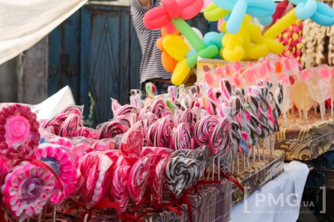 Набережну перед Мукачівським монастирем заполонили торговці – 05