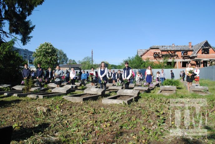 Мукачівські ветерани та школярі поклали квіти до могил воїнів Другої світової війни (ФОТО) – 01