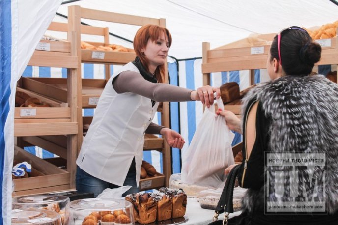 На ярмарку до Дня святого Мартина мукачівці куштують справжні ласощі (ФОТОРЕПОРТАЖ) – 02