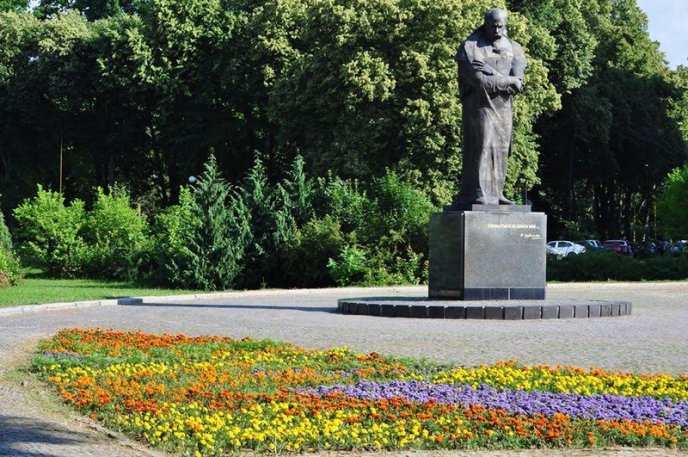 Ужгород буяє квітковим різнобарв’ям – 07