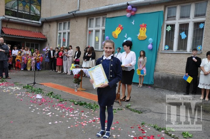 Свято "Останнього дзвоника" зібрало у Мукачівській ЗОШ №7 багато гостей (ФОТОРЕПОРТАЖ) – 26