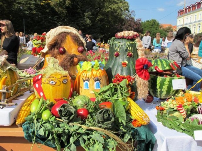 У центрі Ужгорода проходить креативна виставка осінніх дарів "СмачноФест" – 08