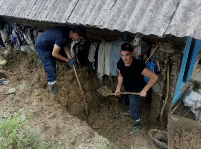 Наслідки негоди: рятувальники відкопують будинок, який засипало ґрунтом – 02