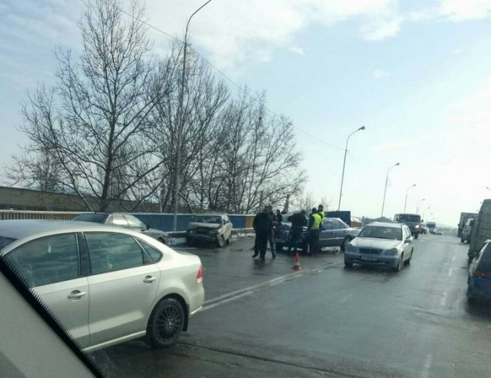 Аварія у Мукачеві: на мосту зіткнулося кілька машин – 01