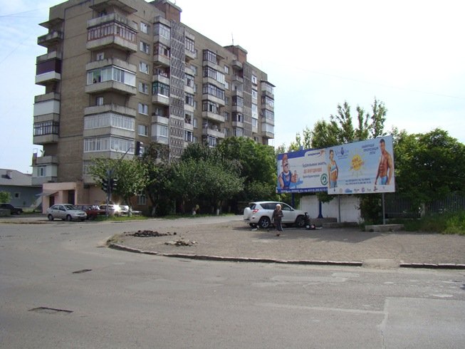 В Ужгороді нещодавно встановлений світлофор зніс джип (ФОТО) – 01