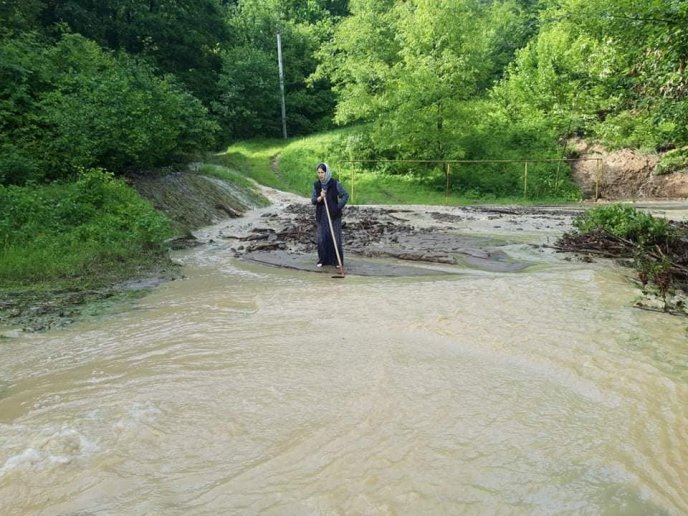 Зруйновано 4 мости, підтоплено 40 дворогосподарств: негода накоїла лиха у селі на Іршавщині – 01