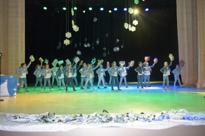 В Ужгороді влаштували святковий концерт для дітей – 06