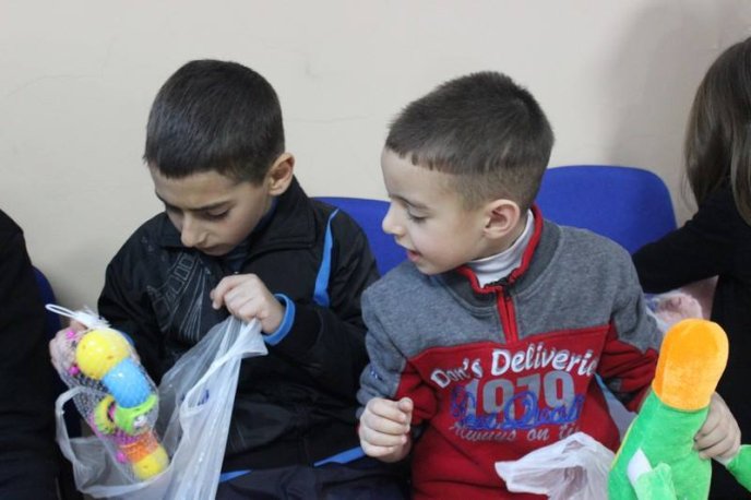 Діти переселенців зі Сходу отримали подарунки до Різдва – 13