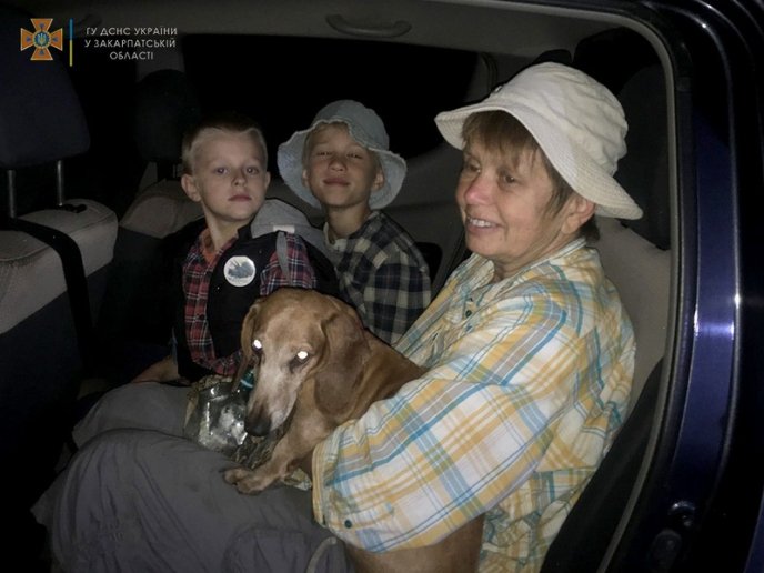 Ужгородські рятувальники відшукали в лісі жінку і 2 дітей – 03