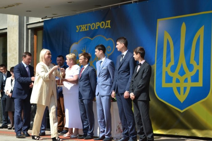 Ужгородські випускники теж станцювали вальс (ФОТО) – 10