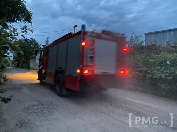 Вечірня пожежа у Мукачеві: клуби диму видно із різних частин міста – 02