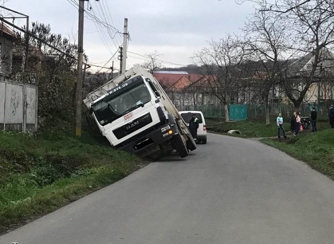 ДТП у Верхньому Коропці: водій сміттєвозу не впорався із керуванням – 02