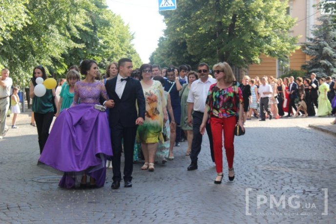 Випускники загальноосвітніх шкіл Мукачева пройшли ходою по місту  – 17