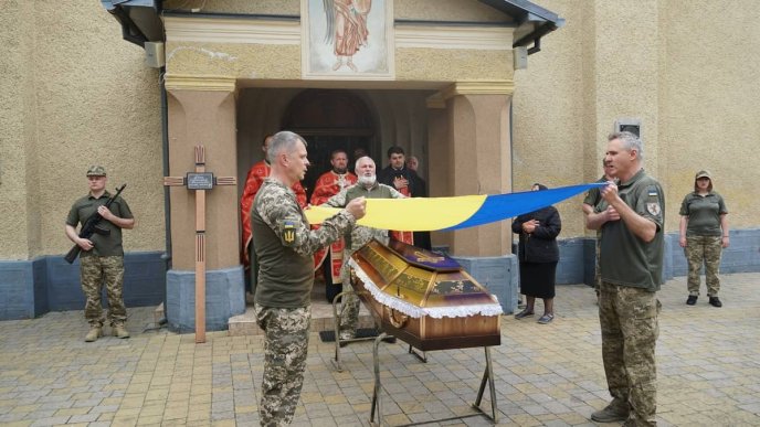 У Мукачеві поховали воїна, який віддав своє життя, захищаючи Україну – 02 У Мукачеві поховали воїна, який віддав своє життя, захищаючи Україну – 02
