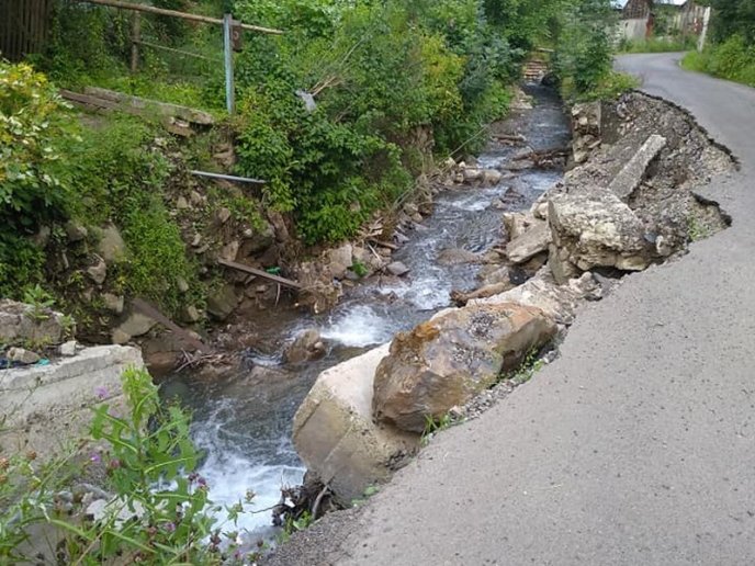 Одна з доріг Закарпаття є небезпечною: люди бояться відпускати дітей  – 03