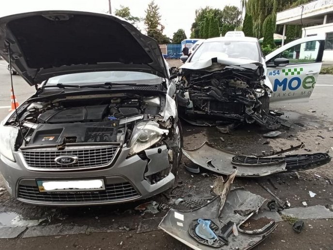 В Ужгороді сталася аварія за участі таксі – 02