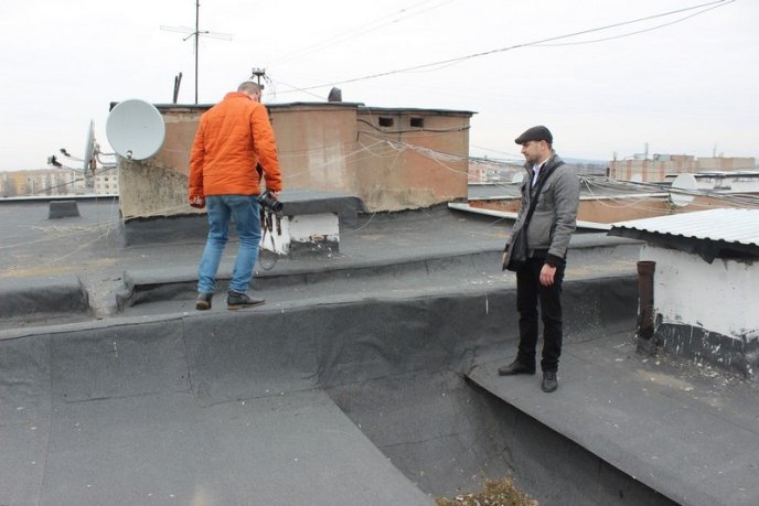 В Ужгороді жителі багатоповерхівки на вулиці Минайській оновили дах будинку – 08