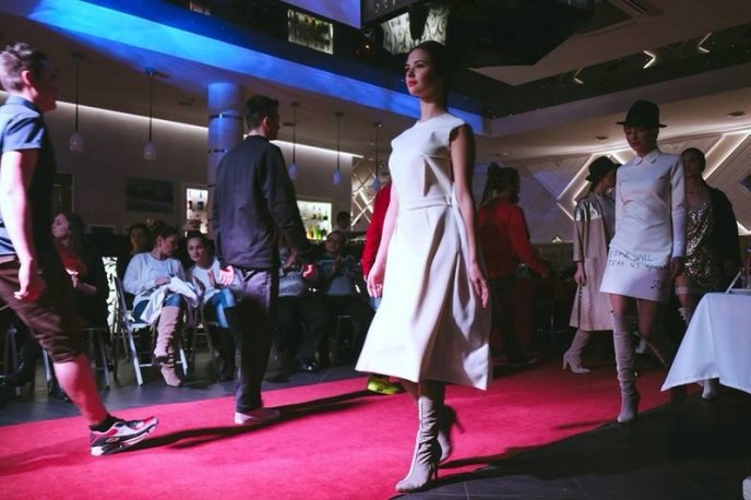 Відомі дизайнери з Києва, Львова та Ужгорода приїхали у невеличке закарпатське містечко, аби допомогти хворій дівчині (ФОТО) – 17