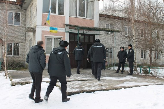 Розбійний напад на автозаправку, захоплення заручників та переговори зі злочинцями: поліцейські розповіли, що насправді відбувалося в Мукачеві – 01