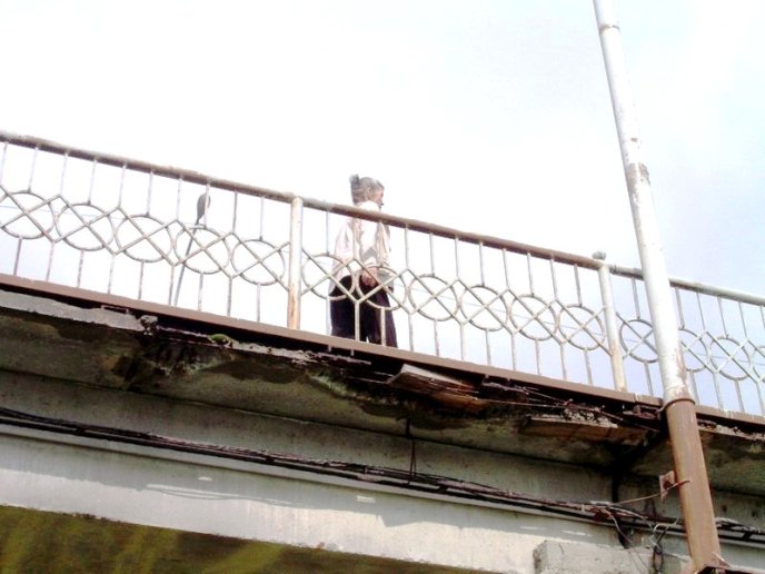 В Мукачеві міст, по якому щоденно ходять люди, перебуває в жалюгідному стані (ФОТО) – 03