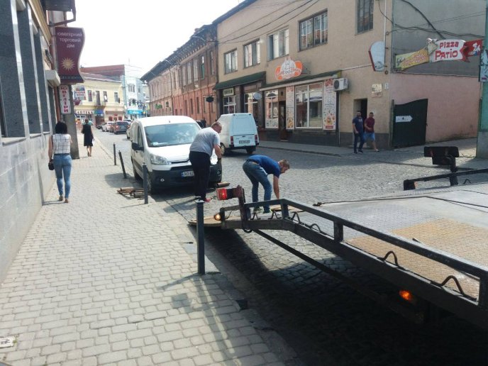 У Мукачеві "муніципали" евакуювали кілька автомобілів – 01