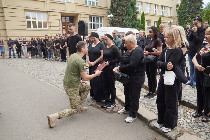 Поховали військового, який отримав важке поранення на фронті – 04