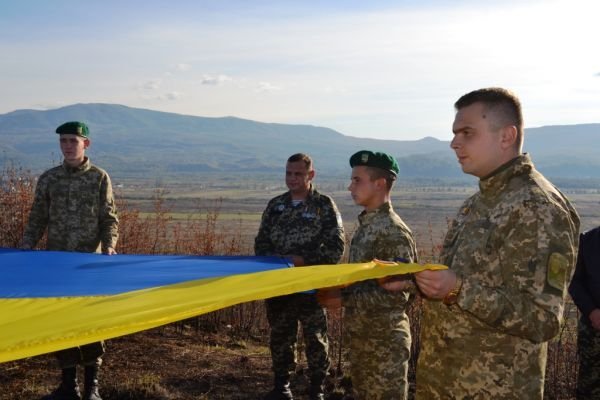 На Тячівщині на горі Капуна урочисто піднялии величезний прапор України – 03