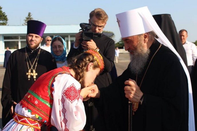 Як в аеропорту "Ужгород" предстоятеля УПЦ МП митрополита Онуфрія зустрічали  – 08