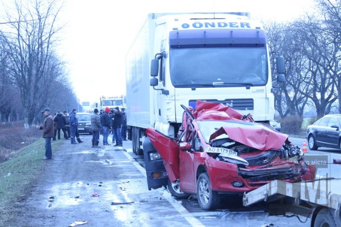 На машині, яка збила жінку біля Клячанова були сині номери, але відразу після ДТП їх зняли – очевидець (ФОТО) – 04