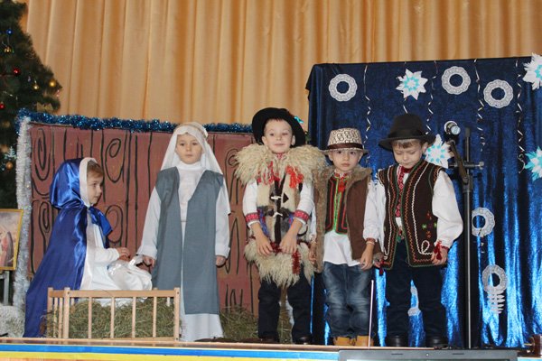 У Дубовому юні колядники з навколишніх сіл славили народження Ісуса Христа – 01