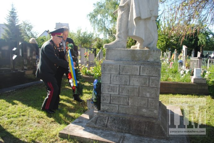 Мукачівські ветерани та школярі поклали квіти до могил воїнів Другої світової війни (ФОТО) – 05