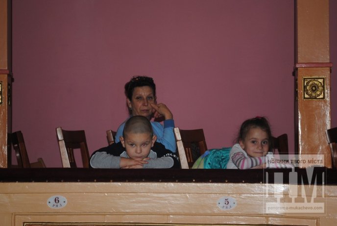Мукачівським дітлахам показали виставу про Святого Миколая (ФОТО) – 08