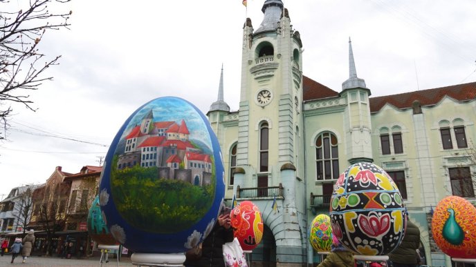 У центрі Мукачева проводять виставку макетів великих писанок – 09