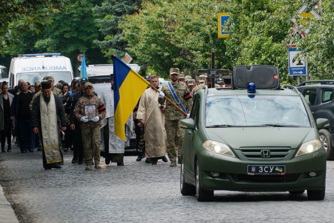 Поховали закарпатця, який загинув, залишаючись до кінця вірним військовій присязі – 04