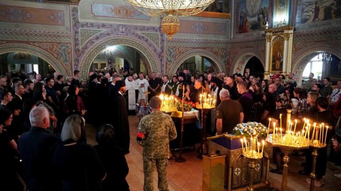 Мукачево сьогодні попрощалося з Героєм, який загинув на війні – 04