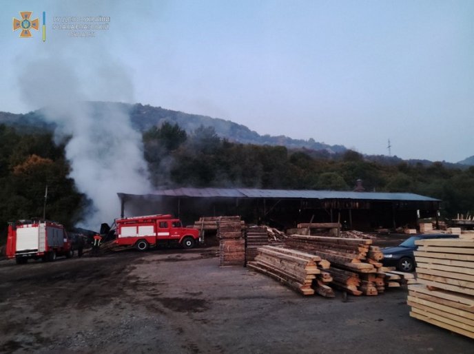 Рано-вранці спалахнула пожежа на одному з підприємств Закарпаття – 03