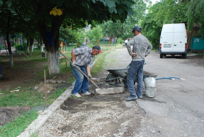 В Іршаві облагороджують дитячий майданчик – 01