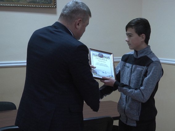 У Мукачеві героїчний дев’ятикласник став на захист інваліда, якого грабували аж троє чоловіків – 01