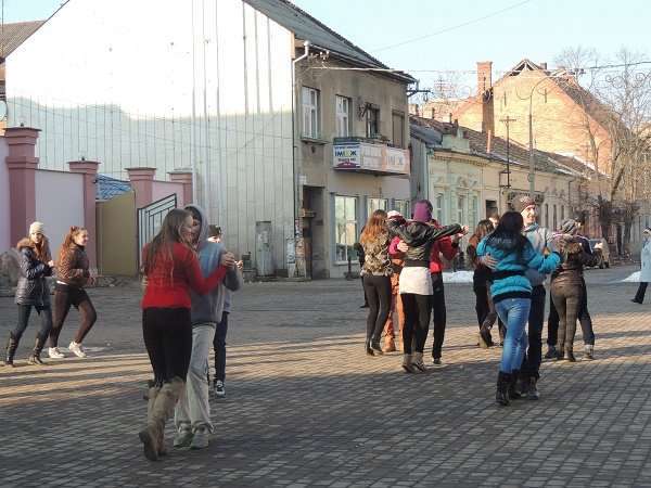До Дня святого Валентина у центрі Берегова чоловік оригінально освідчився дівчині у коханні (ФОТО) – 03