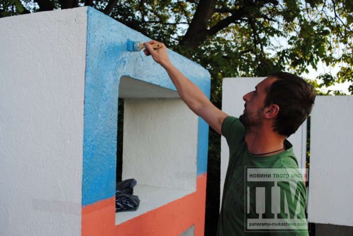 Вказівник Мукачево отримав "обличчя" кольорів державного прапору (ФОТОРЕПОРТАЖ) – 10