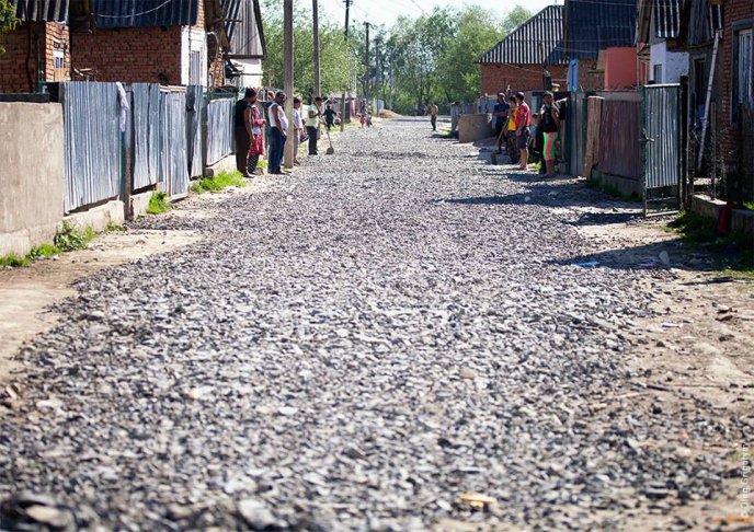 У Великих Лучках ромський табір за два дні зробив дорогу – 24 У Великих Лучках ромський табір за два дні зробив дорогу – 24