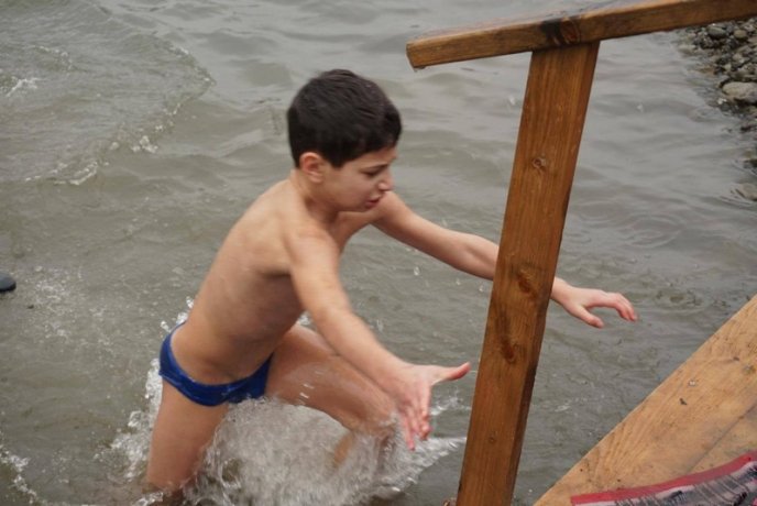 Як у Мукачеві на Водохреща у води Латориці занурювались – 17