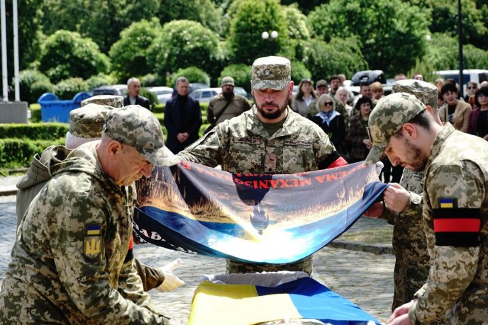 Він дуже любив свій край: в Ужгороді попрощались із полеглим Героєм – 06