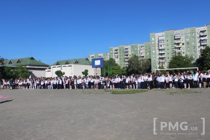 У Мукачівській ЗОШ №11 урочисто відзначили свято останнього дзвоника – 09 У Мукачівській ЗОШ №11 урочисто відзначили свято останнього дзвоника – 09
