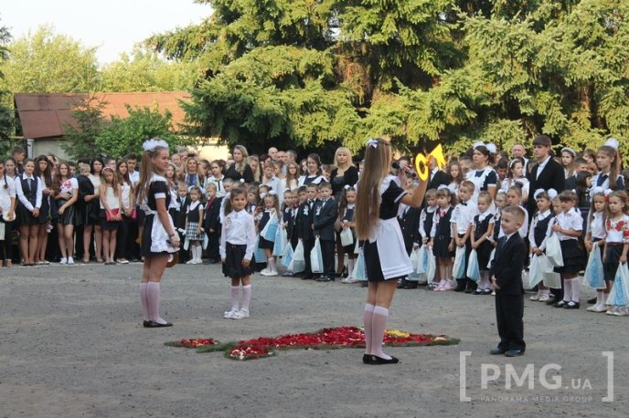 НВК "Гармонія" урочисто відзначила свято Першого вересня лінійкою у вишиванках – 48